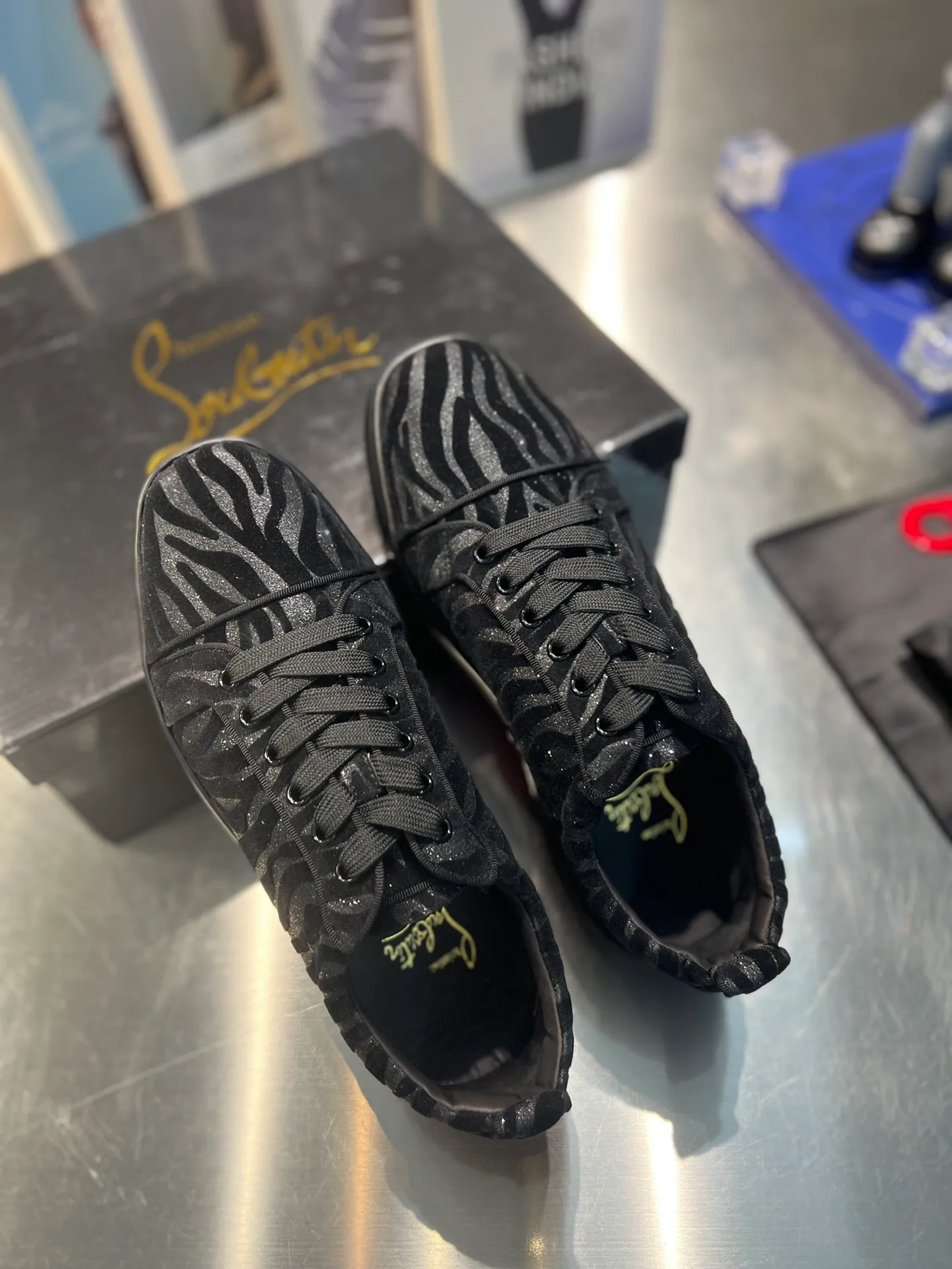 👟👟Ex-factory price 680👟👟 ╔Low-top back printed pink and white model╗ ·Top version customization·²⁰²²𝐬𝐬 𝑪𝒉𝒓𝒊𝒔𝒕𝒊𝒂𝒏 𝑳𝒐𝒖𝒃𝒐𝒖𝒕𝒊𝒏 ▪️No matter the last shape, fabric, diamonds, nails, lining, outsole, they are as close as possible to ZP... ▪️The original sole is specially provided by the original factory ▪️The lining is imported water-dyed cowhide ▪️Private customization time is about 3-7 days —————— Size: Women's 35M-41M Men's 38M-47M, half size can be customized